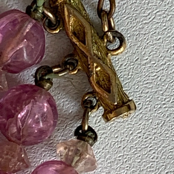 Vintage Hattie Carnegie, collectible triple strand necklace in purple - Picture 7 of 10